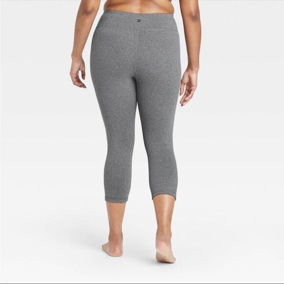 All In Motion NEW XS Grey Mid-Rise Capris - Picture 7 of 7